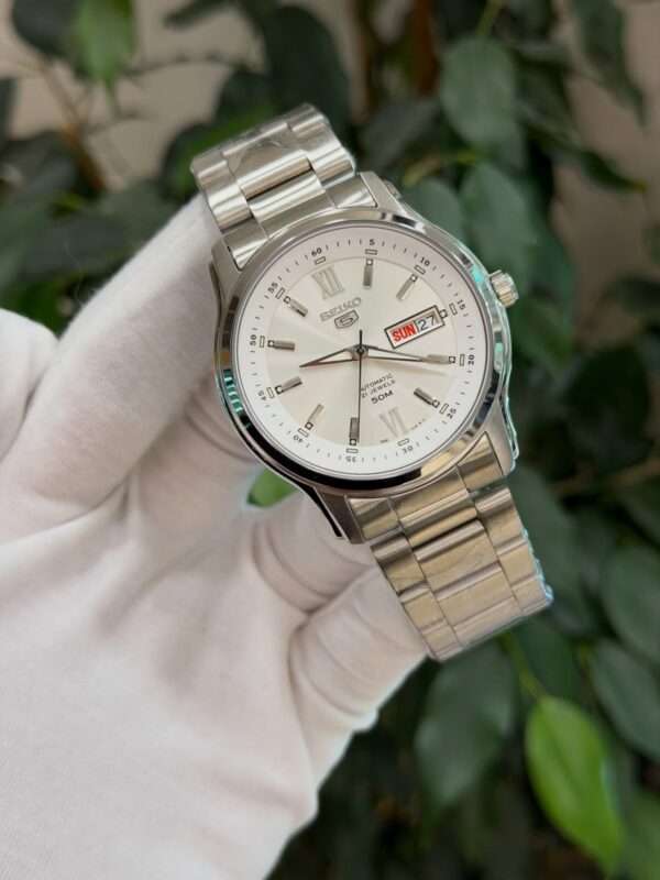 Seiko 5 Automatic – White Dial & Stainless Steel Bracelet