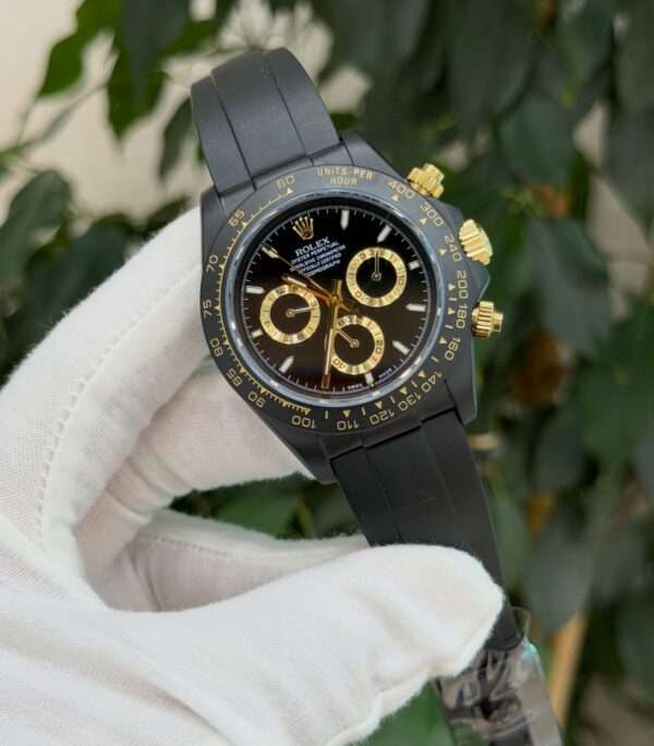 Rolex Daytona Style – Black Dial, Gold Accents & Black Rubber Strap